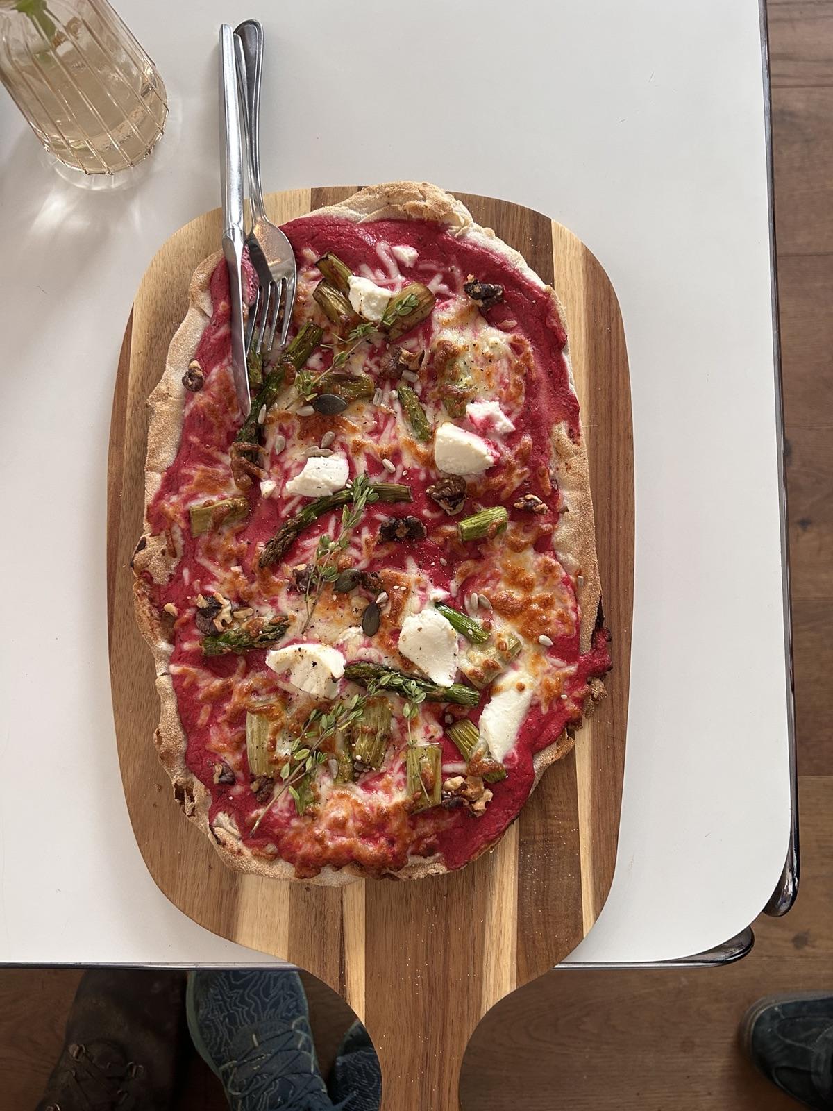 Flammkuchen mit Roter Bete, Spargel und Frischkäse