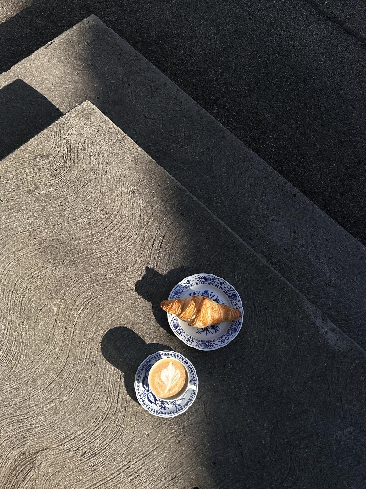 Cappuccino und Croissant in der Morgensonne