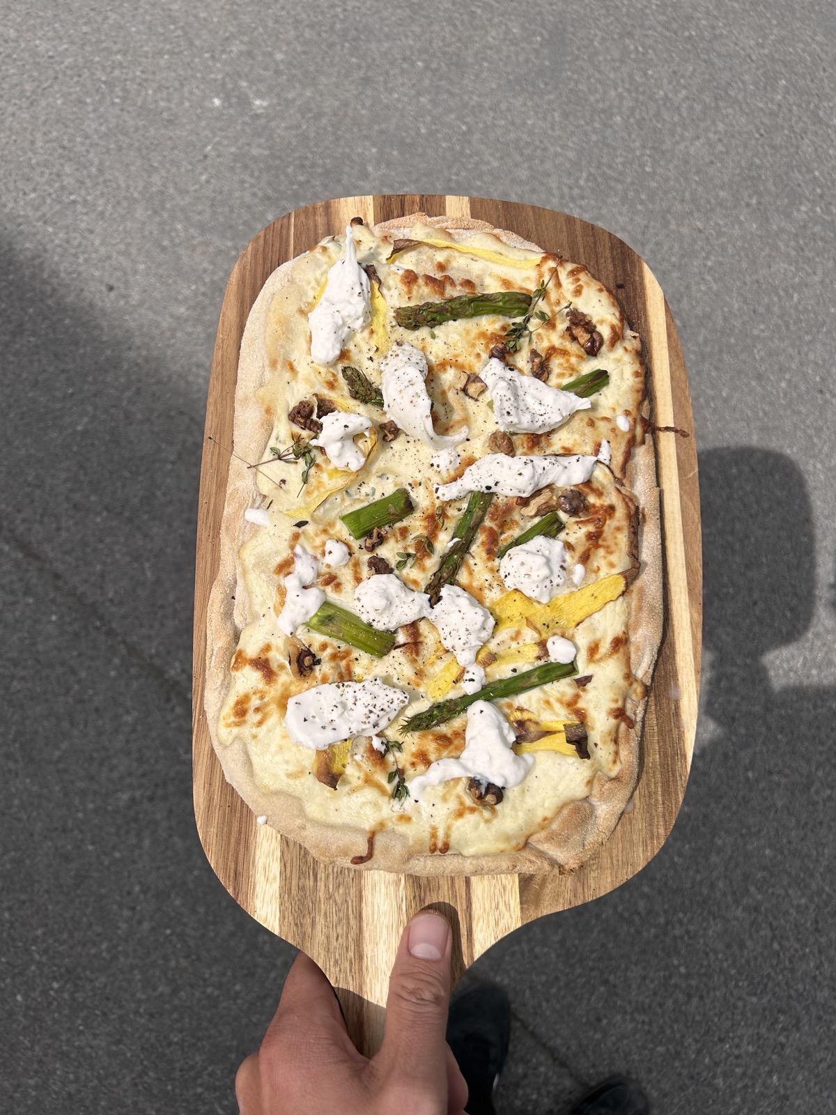 Pinsa mit Grillgemüse und Burrata, frisch aus dem Ofen