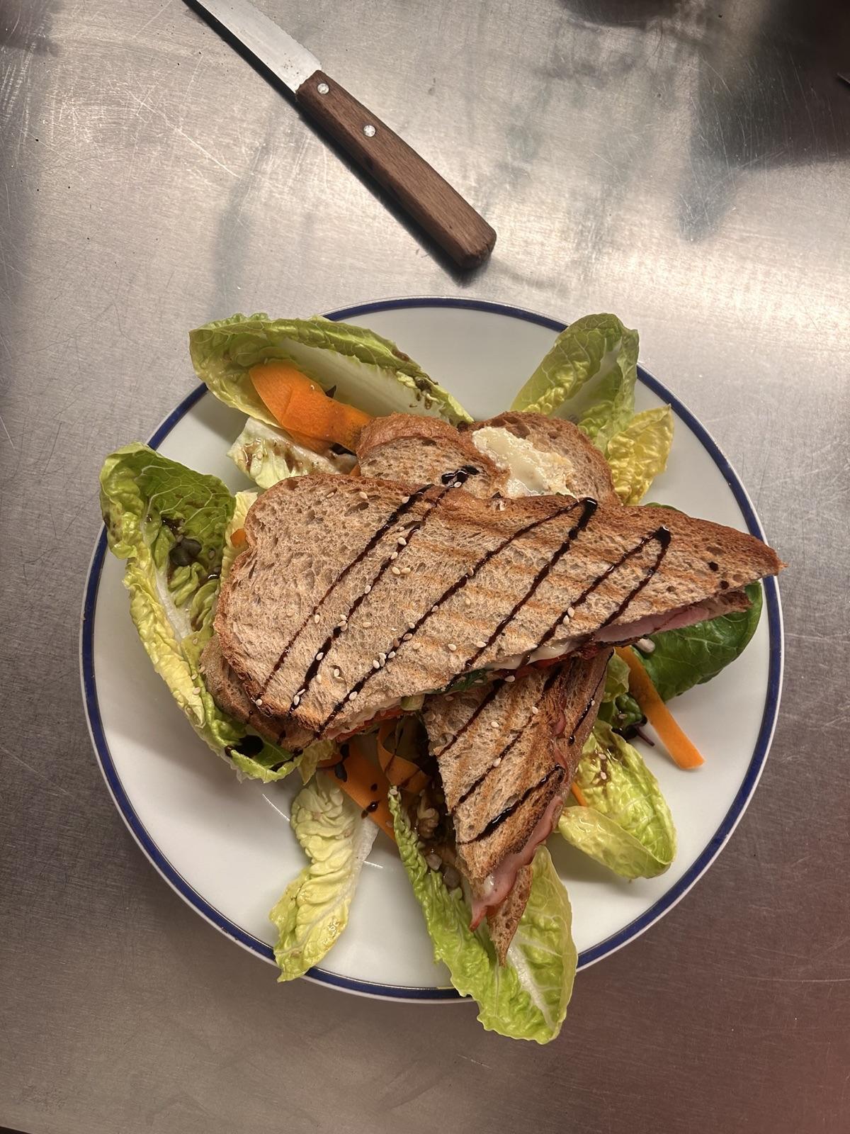 Sandwich mit frischem Salat