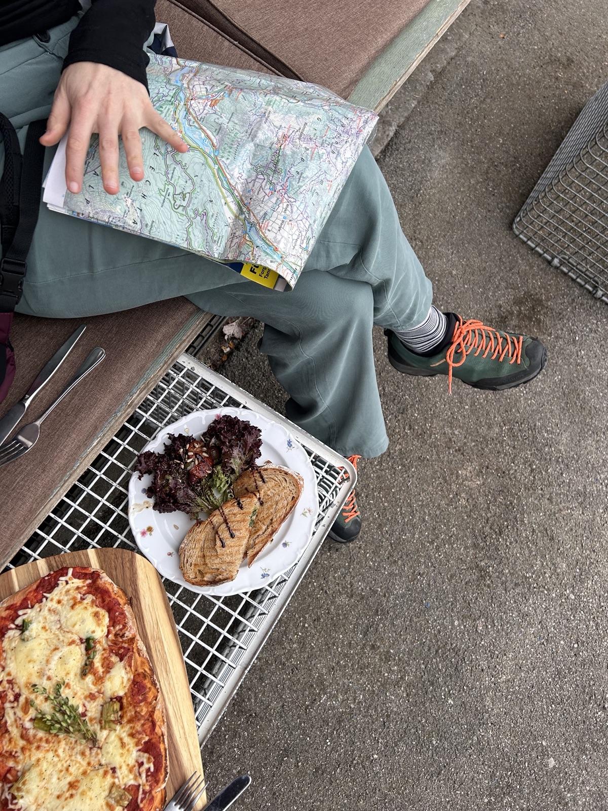 Einkehren nach der Wanderung: Flammkuchen und Salat auf der Terrasse